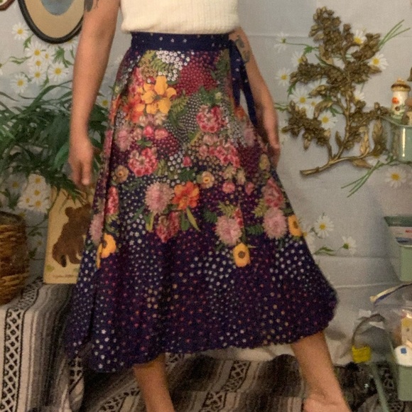 Vintage 70s colorful intricate floral wrap skirt - Picture 4 of 7